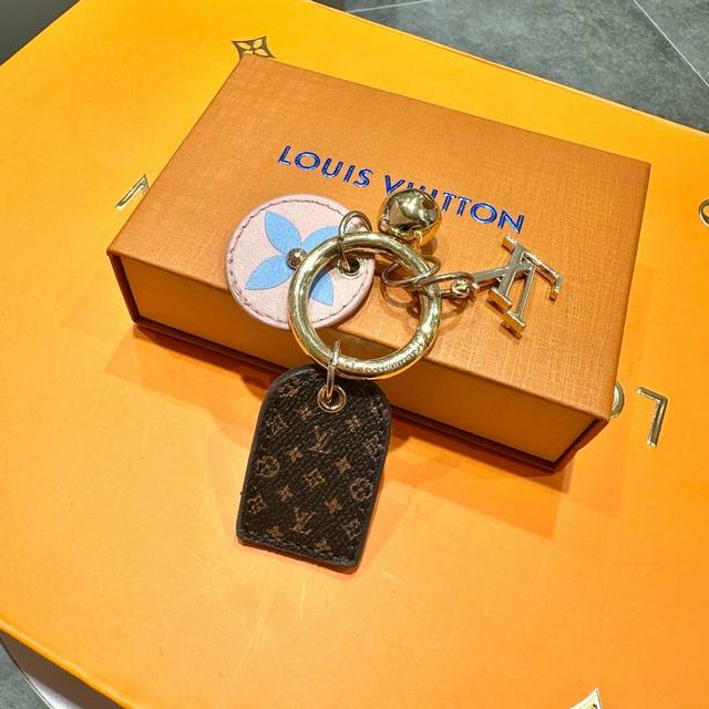 元配图片原版包装 Louis Vuitton官网m65216 Lv Facettes钥匙扣。 这款lv Facettes钥匙扣和包饰采用优雅的多面设计，小颗莱茵