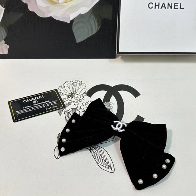 特 配专柜包装 Chanel 香奈儿 最新蝴蝶结中古五金丝绒发夹# 信我！人手必备的单品 这件必须买 洋气神仙颜值 小仙女要收了它，谁戴谁好看～