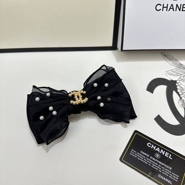特 配专柜包装 Chanel 香奈儿 最新爆款珍珠蝴蝶结中古五金发夹# 信我！人手必备的单品 这件必须买 洋气神仙颜值 小仙女要收了它，谁戴谁好看～