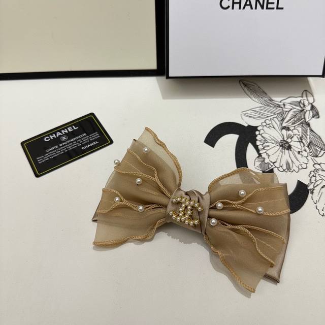 特 配专柜包装 Chanel 香奈儿 最新爆款珍珠蝴蝶结中古五金发夹# 信我！人手必备的单品 这件必须买 洋气神仙颜值 小仙女要收了它，谁戴谁好看～