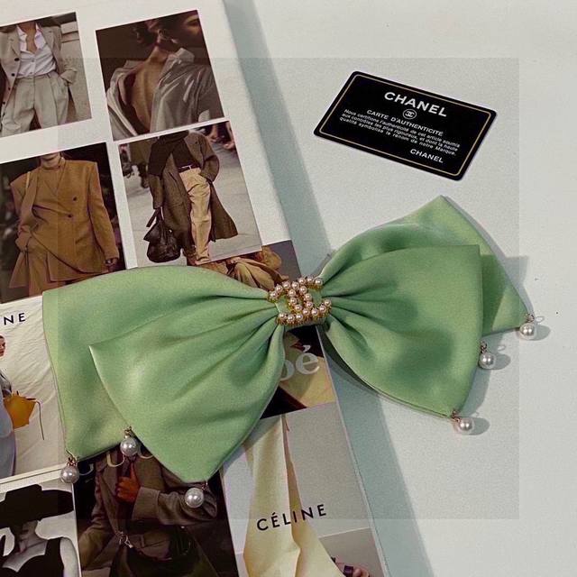 特 配专柜包装 Chanel 香奈儿 最新爆款蝴蝶结中古五金发夹# 信我！人手必备的单品 这件必须买 洋气神仙颜值 小仙女要收了它，谁戴谁好看～