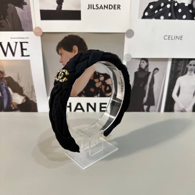 特 配专柜包装 Chanel 香奈儿 最新高工五金发箍# 信我！人手必备的单品 这件必须买 洋气神仙颜值 小仙女要收了它，谁戴谁好看～ - 点击图像关闭