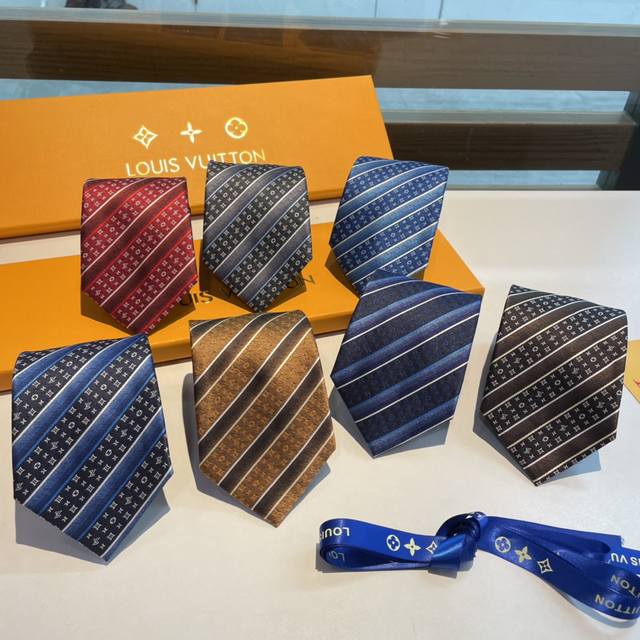 配包装专柜同歩精致的小logo提花，低调奢华大气的配色，这款领带将lv标志性的damier图案以同色调手法演绎的更显雅致风范。让男士可以充分展示自己个性。100