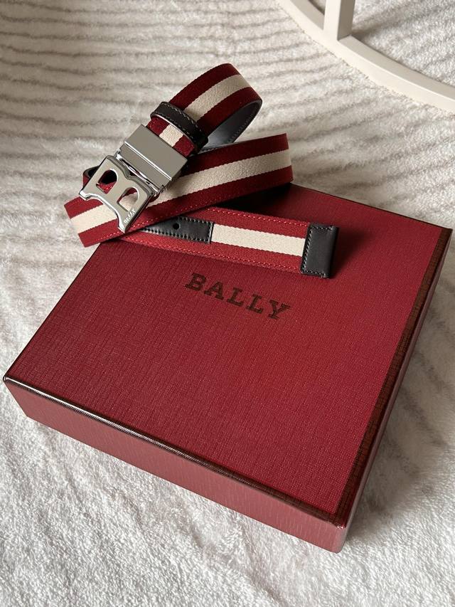 特 Bally 巴利 专柜同款 男士时尚布配皮双用腰带 宽 3.4Cm Tamal 融入了永恒经典的 Bally 红白条纹，且具有充满现代感。固定式双面设计加上