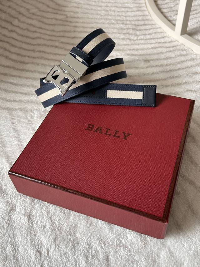 特 Bally 巴利 专柜同款 男士时尚布配皮双用腰带 宽 3.4Cm Tamal 融入了永恒经典的 Bally 蓝白条纹，且具有充满现代感。固定式双面设计加上