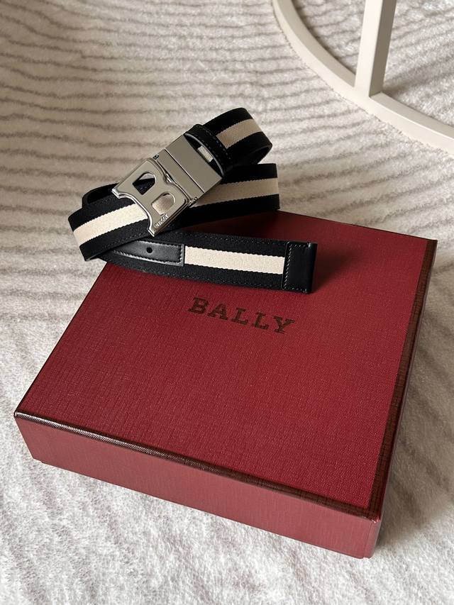 特 Bally 巴利 专柜同款 男士时尚布配皮双用腰带 宽 3.4Cm Tamal 融入了永恒经典的 Bally 黑白条纹，且具有充满现代感。固定式双面设计加上