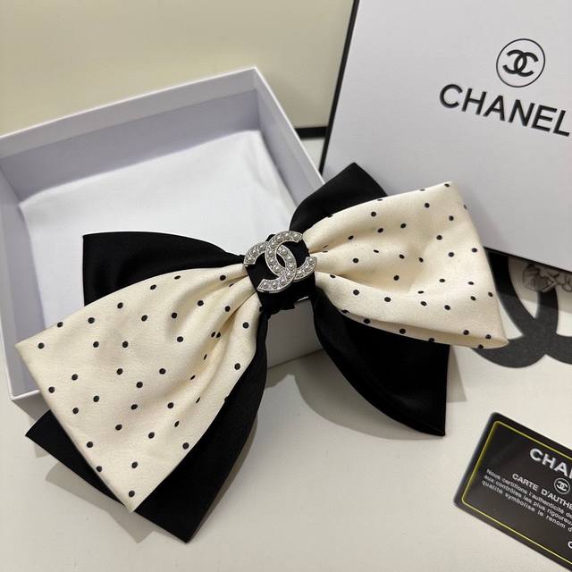 特 配专柜包装 Chanel 香奈儿 最新蝴蝶结中古五金发夹# 信我！人手必备的单品 这件必须买 洋气神仙颜值 小仙女要收了它，谁戴谁好看～
