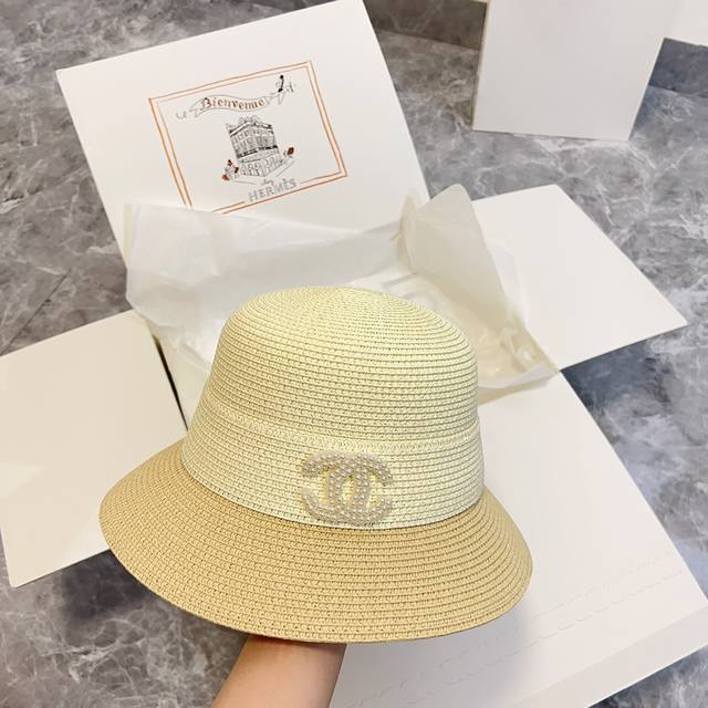 特 配防尘袋 Chanel香奈儿 2024新款小香风拼色盆帽草帽，赫本风拼色设计，出街必备