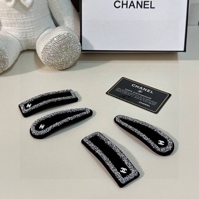 特 两件套 跑量 配全套包装 Chanel 香奈儿 今年最好卖的新款 Vintage中古复古发夹 超仙的一对 时髦精 随便入的款