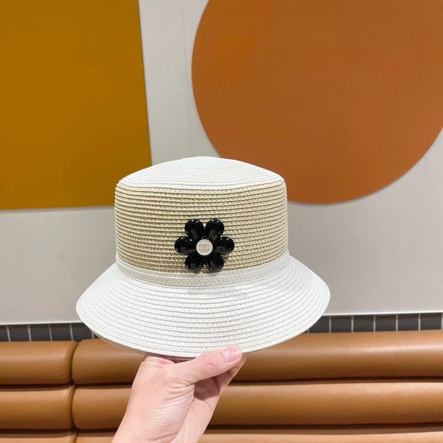 Chanel香奈儿 新款草帽，山茶花胸针配饰平顶桶帽， 头围57Cm