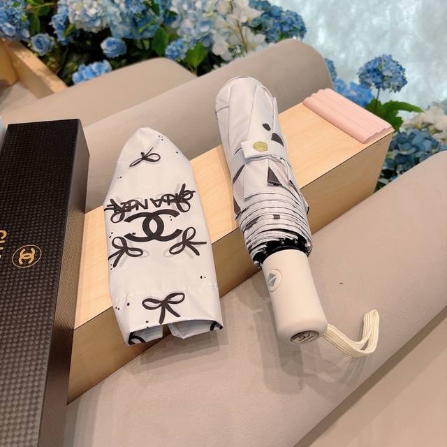 特批 Chanel 香奈儿 三折自动折叠晴雨伞 集合香奈儿灵魂logo为一体的设计风格高雅奢华 带在身上带来独特视觉效果 为伞而动，骄阳烈日下，有独家防晒科技！