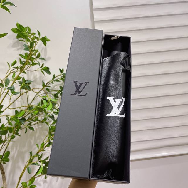 Louis Vuitton 路易威登 升级版monogram印花雨伞 顶级之作 夺目的公仔图案 奢华与简约的完美融合 雨伞既是用具 也是配饰 撑着这样的伞走在街