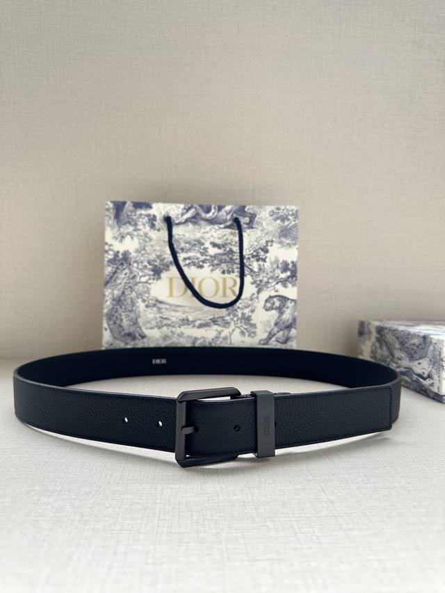 特 宽度3.5Cm Dior这款腰带采用黑色粒面牛皮革精心制作，搭配金属覆层黄铜腰带扣和镌刻“Dior”标志的调节环，可调节长度。优雅低调，可轻松搭配各式正装。