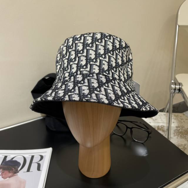 迪奥dior 官网最新双面满印迪奥logo渔夫帽，防晒指数超高，特别显脸小，有型不软塌，可随意折叠，携带方便