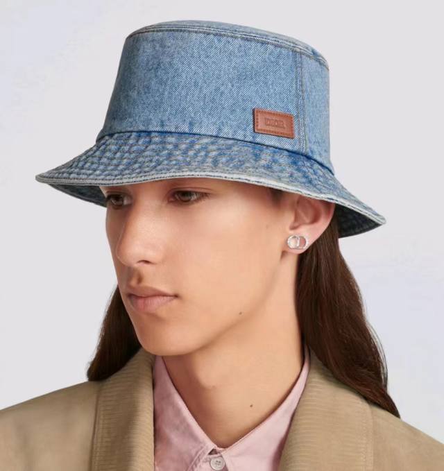 特批 Dior 迪奥水洗牛仔渔夫帽 功能性不错 进口水洗牛仔布它的质感就是不一样 那么的自然 看着就舒服 特调帽型必须显脸小闭眼入的一款