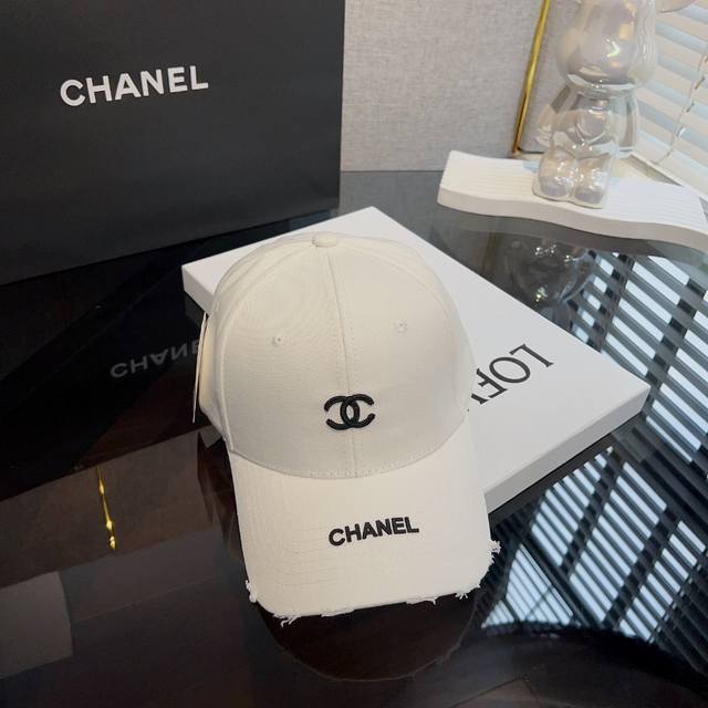 特批 Chanel& 最新款棒球帽 定制棉质面料整体透气性很好 精致的字母刺绣和工整的走线， 版型超正值得入手的单品， 百搭减龄神器～爆款帽来袭