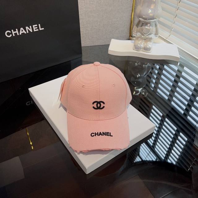 特批 Chanel& 最新款棒球帽 定制棉质面料整体透气性很好 精致的字母刺绣和工整的走线， 版型超正值得入手的单品， 百搭减龄神器～爆款帽来袭 - 点击图像关闭