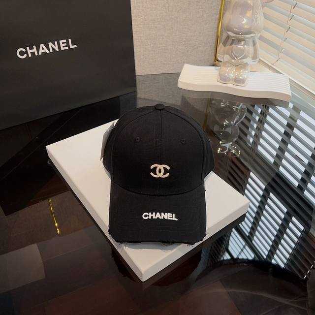 特批 Chanel& 最新款棒球帽 定制棉质面料整体透气性很好 精致的字母刺绣和工整的走线， 版型超正值得入手的单品， 百搭减龄神器～爆款帽来袭 - 点击图像关闭