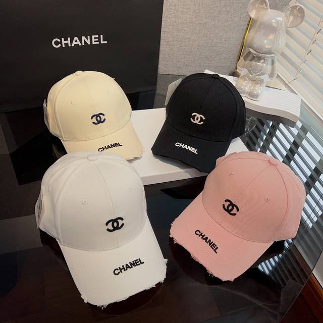 特批 Chanel& 最新款棒球帽 定制棉质面料整体透气性很好 精致的字母刺绣和工整的走线， 版型超正值得入手的单品， 百搭减龄神器～爆款帽来袭