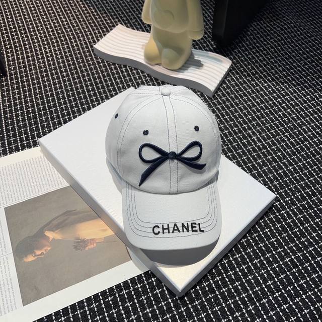 特批 香奈儿 Chanel 最新小清新风格鸭舌帽 洗水效果刚刚好 特别显高档帽里深度很够。所以特别韩系明星范 日常ootd必备