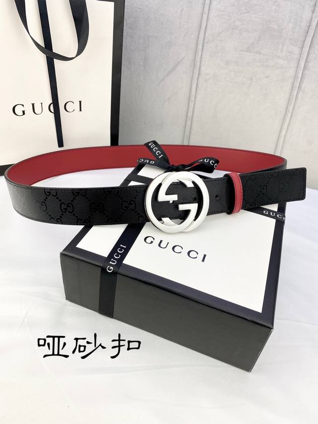 特 宽度4.0Cm Gucci 双面腰带，一侧为gg Supreme帆布，反面一侧为枣红色头层小牛皮。配以互扣式双g带扣。
