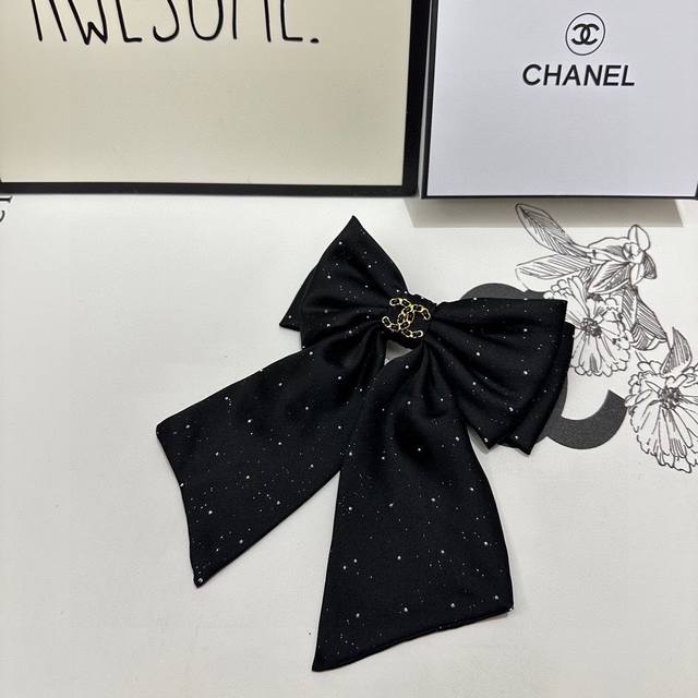 特 配专柜包装 Chanel 香奈儿 最新蝴蝶结中古五金水钻发夹# 信我！人手必备的单品 这件必须买 洋气神仙颜值 小仙女要收了它，谁戴谁好看～
