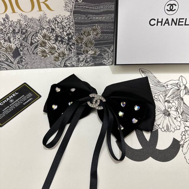 特 配专柜包装 Chanel 香奈儿 最新蝴蝶结中古水钻五金丝绒发夹# 信我！人手必备的单品 这件必须买 洋气神仙颜值 小仙女要收了它，谁戴谁好看～