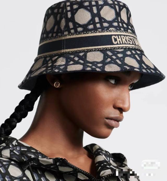 特批 Dior 迪奥%2024 开春新款来袭！ 对了！就是这个高级感！ 这几年都超流行的帽型 品牌细节满满 所采用的面料！模型 帽型都是越看越高级 可卷可折叠