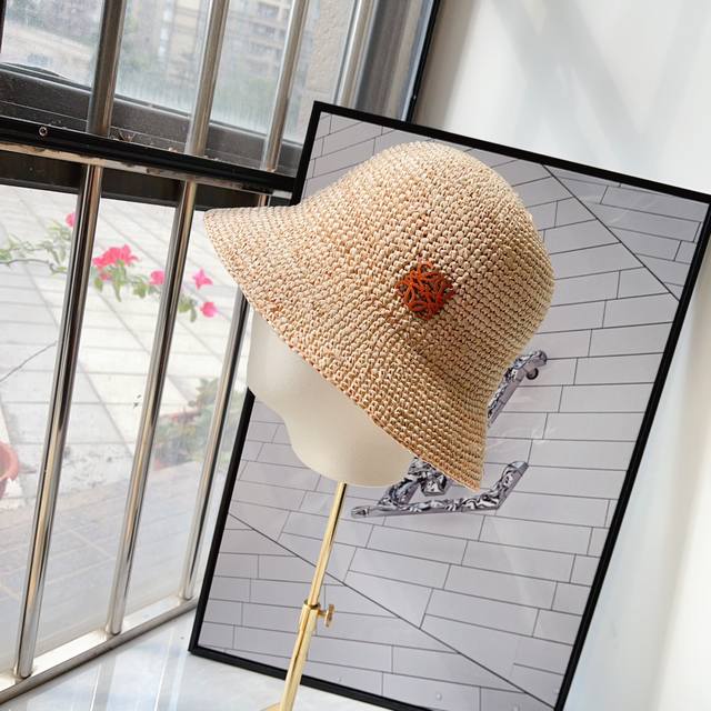跑量 Loewe极简优雅拉菲草盆帽遮阳帽， 简单的款式，不平庸的风格，超有女人味。 工艺就是手勾的哦！进口材质，加密拉菲草！ 放好几年都没问题！收藏级美物！ 材