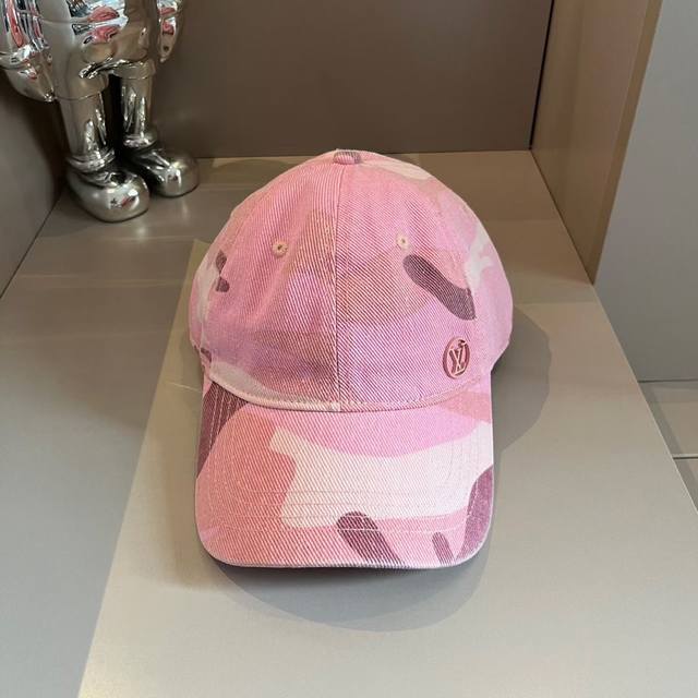 限量限量驴家～ 粉色迷彩渔夫帽 一眼就被吸引住清新有甜味的配色 帽里深度很够 所以好显脸小 阳光海滩少不了的一款帽子