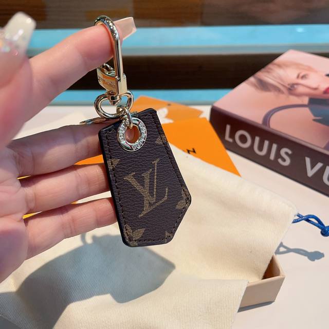 Lv老花系列m 5钥匙扣 包饰车钥匙挂件 Dauphine Dragonne 钥匙扣彰显金属匠艺与品牌经典标识的融合标志性 配包装