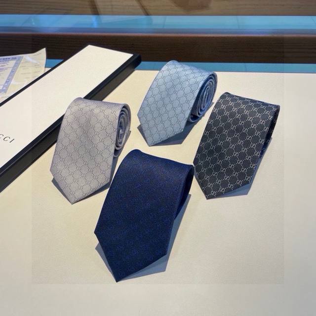 配包装。G家专柜新款 Gg标识印花领带 男士领带，稀有采用经典小g Logo提花展现精湛手工与时尚优雅的理想选择，这款领带将标志性完美的结合，以时尚搭配手法演绎