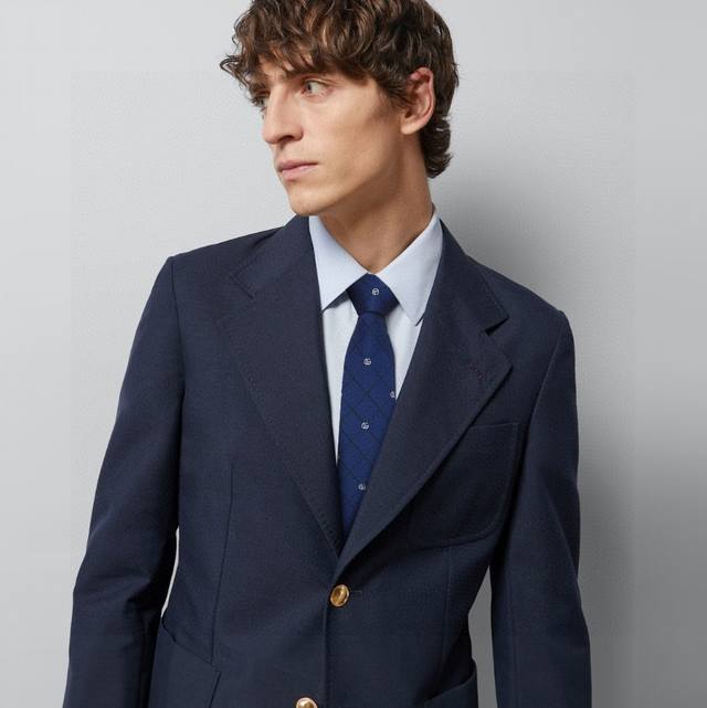 上新 G家专柜新款男士领带 双g格纹领带 ，稀有采用经典小g 搭配交叉线条格纹展现精湛手工与时尚优雅的理想选择，这款领带将标志性完美的结合，以时尚搭配手法演绎的