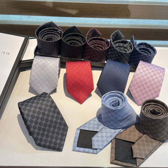 配包装。G家专柜新款 Gg标识印花领带 男士领带，稀有采用经典小g Logo提花展现精湛手工与时尚优雅的理想选择，这款领带将标志性完美的结合，以时尚搭配手法演绎