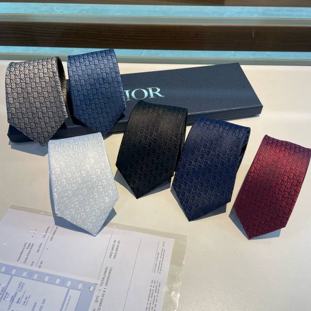 配包装dior家款新领带 Dior男士cd提领花带 稀有展现精湛工手与时尚优雅理的想选择，这采款用do家最经极典具标志性logo提制花成的领带，以同色调法手演绎