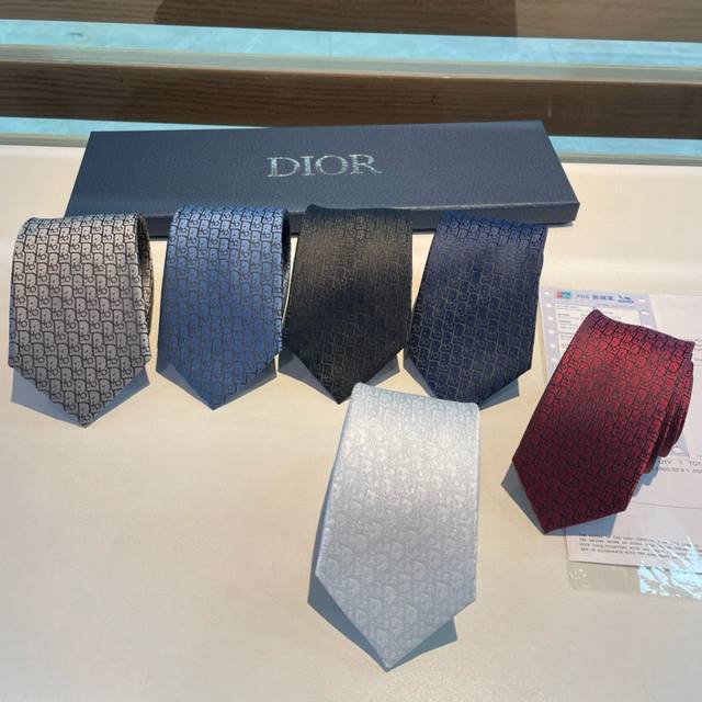 配包装dior家款新领带 Dior男士cd提领花带 稀有展现精湛工手与时尚优雅理的想选择，这采款用do家最经极典具标志性logo提制花成的领带，以同色调法手演绎 - 点击图像关闭
