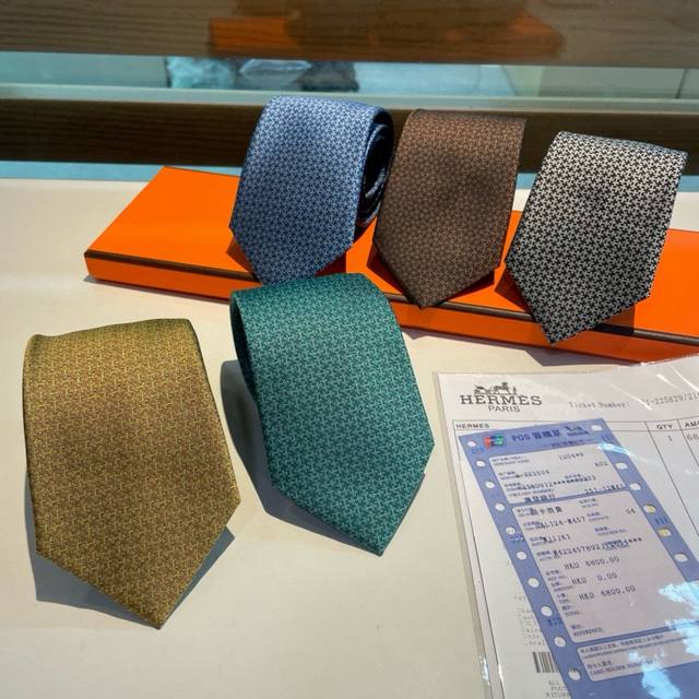 配包装 男士新款领带系列 H马衔扣印花领带 ，稀有h家每年都有一千条不同印花的领带面世，从最初的多以几何图案表现骑术活动为主，到如今的款式则丰富得多，以活泼的动