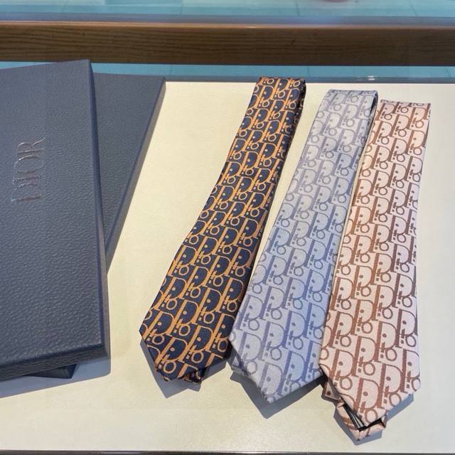 特 配包装dior家款新领带 Dior男士cd提领花带 稀有展现精湛工手与时尚优雅理的想选择，这采款用do家最经极典具标志性logo提制花成的领带，以同色调法手