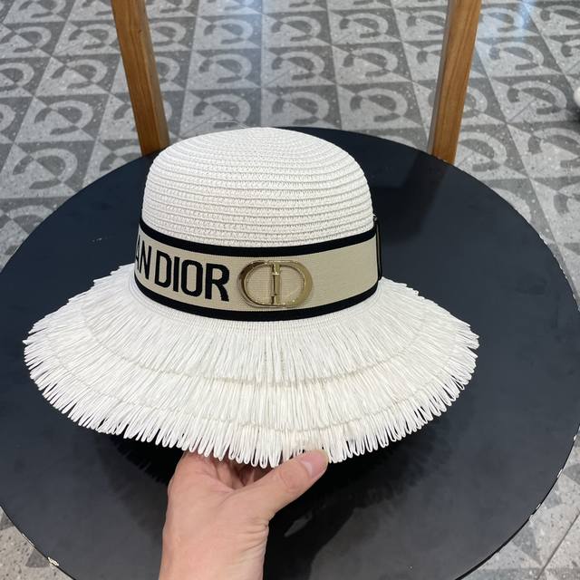 Dior迪奥 2024的新款草编遮阳草帽大沿帽沙滩风，简约大方，百搭单品～出街首选，新款帽型超美腻，新品上架