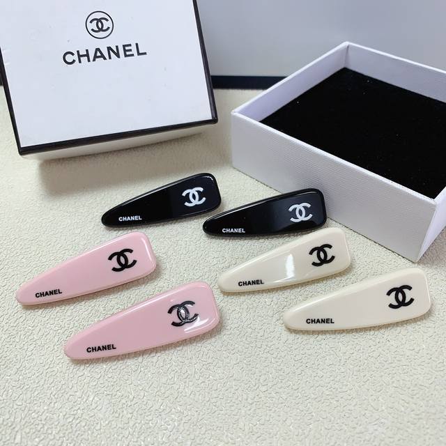 Chanel小香 Chanel发夹 亚克力logo边夹压夹气质百搭小仙女必入单品 宝藏款 闭眼入推荐款 一对