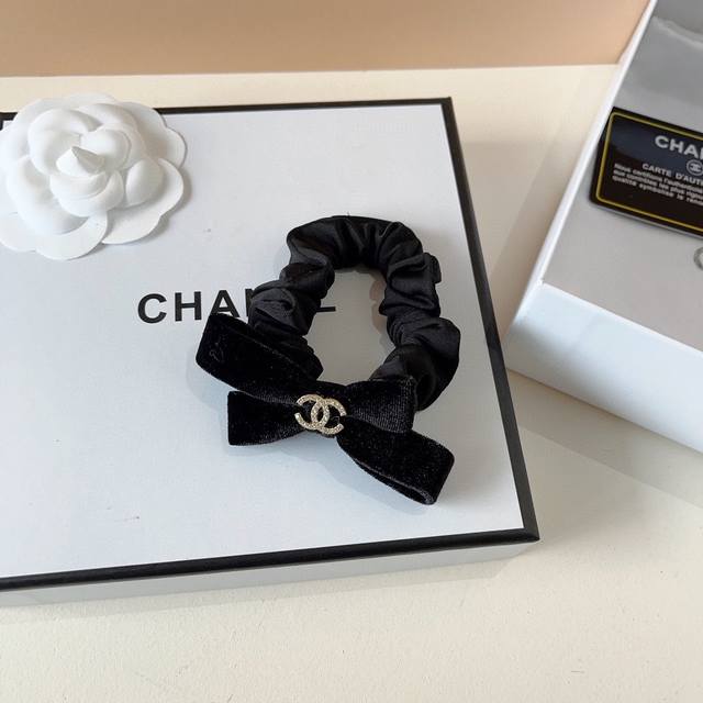 配包装 Chanel 香奈儿 新款字母双c水钻植绒发圈 蝴蝶结肠圈，高档韩版小香风皮筋，经典花型设计， 高端大气，名媛范儿，