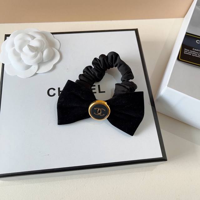配包装 Chanel 香奈儿 新款字母双c水钻植绒发圈 蝴蝶结肠圈，高档韩版小香风皮筋，经典花型设计， 高端大气，名媛范儿，