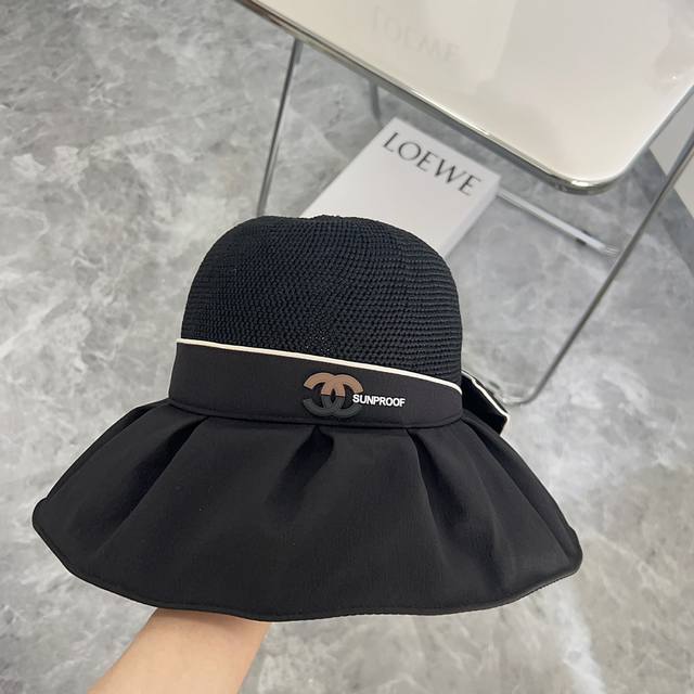 特 配防尘袋 Chanel香奈儿 2024新款黑胶编织渔夫帽，大沿超好搭配，闭眼入的一款 - 点击图像关闭