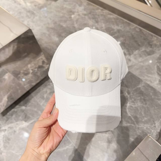 Dior迪奥棒球帽美美哒简约大气时尚大方低调奢华防晒，时尚两不误，百搭款亲，赶紧入手吧你值得拥有！可调节大小！
