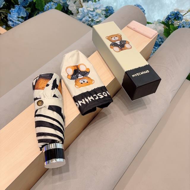 特批 Moschino 莫斯奇诺 五折手开折叠伞设计师franco Moschino以自己的名字命名的一个意大利品牌，创立于1983年，风格高贵迷人、时尚 可爱