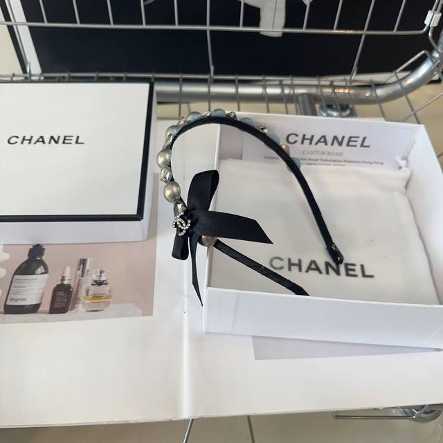 P 配包装盒 单个 Chanel 香奈儿 最新小香爆款，重手工钻石珍珠发箍，绝美的一款！小仙女必备 - 点击图像关闭