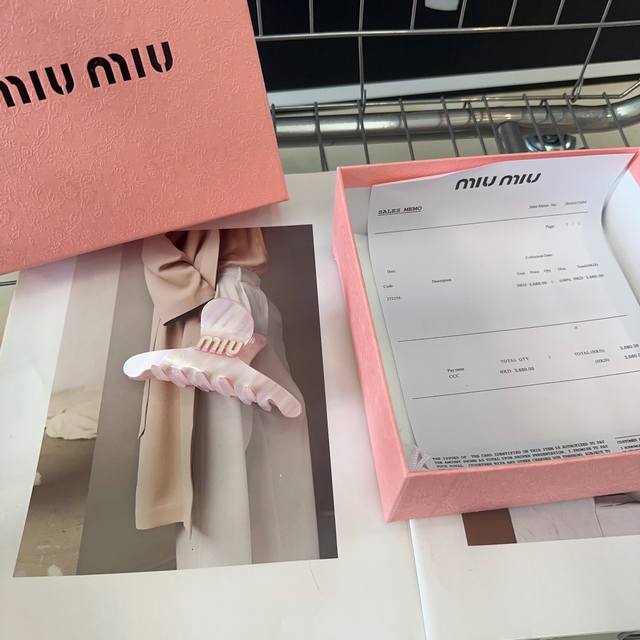 P 配包装盒 Miumiu新款字母抓夹 简单优雅，实用百搭，值得入手！手人必备