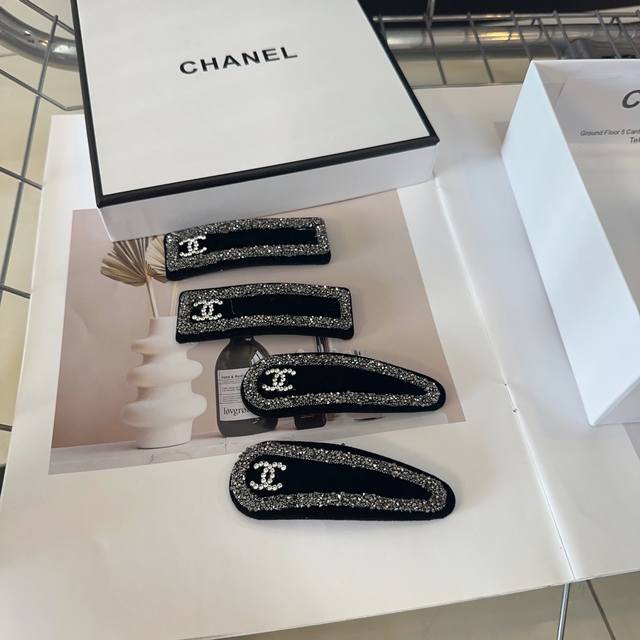 P 配包装盒 一对 Chanel 香奈儿 最新小香边夹刘海夹，简单实用，时尚潮流！小仙女必备