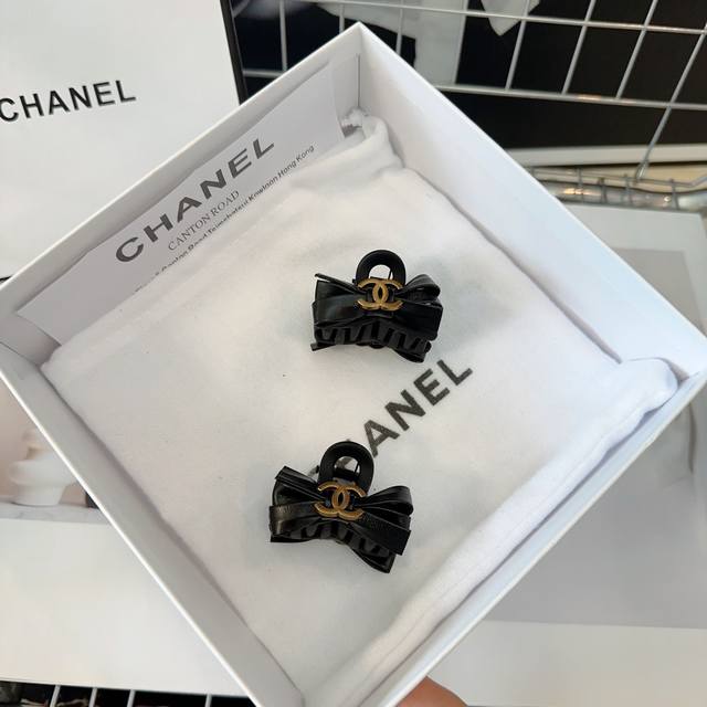 P 配包装盒 一对 Chanel 香奈儿 最新小香小抓夹刘海夹。简单实用，时尚潮流！小姐姐必备