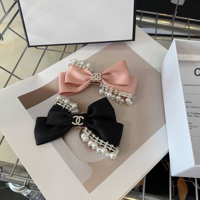 P 配包装盒 Chanel 香奈儿 最新款小香爆款鸭嘴发夹，超级好看！名媛范儿十足，小仙女必备